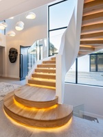 Escalier en colimaçon de luxe personnalisé avec marches en chêne et éclairage LED à capteur