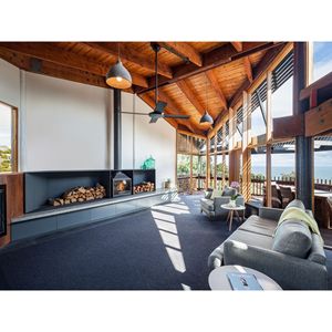 Diseño de residencia privada moderna con estructura de acero ligero, estilo de villa con exterior de madera y balcón para uso residencial. - Product Image 2