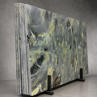 Grande dalle de marbre vert paon naturel poli pour plan de travail de cuisine, meuble-lavabo de salle de bain, revêtement mural et revêtement de sol