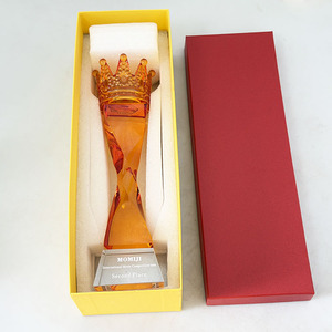 Trophée en cristal torsadé ambre K9 de qualité supérieure, forme couronne royale, gravé sur mesure, pour concours de beauté et excellence corporative - Product Image 6