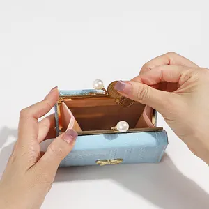 محفظة نسائية أنيقة بتصميم أنيق ومطرزة على شكل حقيبة صغيرة