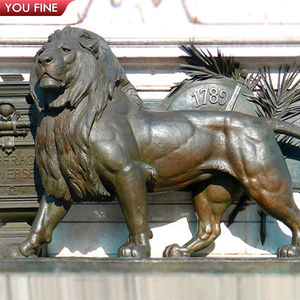 Famosa Scultura in Metallo di Leone in Piedi con Torcia in Bronzo - Product Image 3