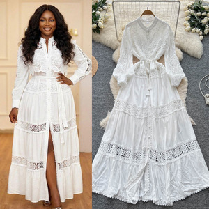 Abito Lungo Elegante in Poliestere Stile Retrò Francese con Cintura e Dettagli in Pizzo Traforato, Chiusura Monopetto, Ideale per la Primavera - Product Image 1