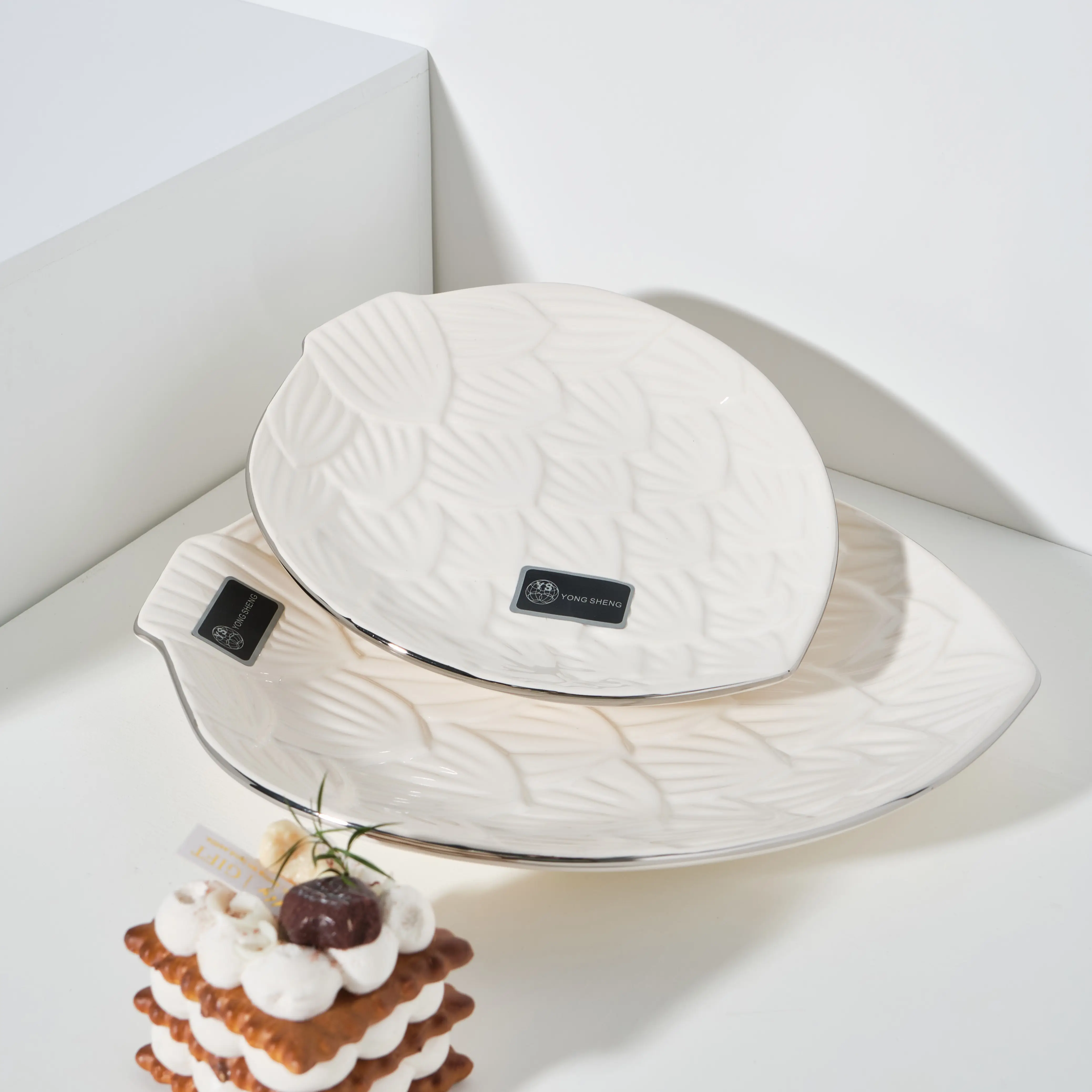 2023 Creatieve Witte Gouden Rand Keramische Plaat Bladvorm Snacks Cake Schotel Plaat Voor Restaurant