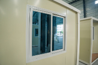 Conteneur habitable extensible de 20 pieds blanc ivoire à prix réduit, certifié CE, cabine modulaire pour unité de glamping et dortoir de travailleurs
