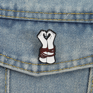 Trâm cài hình trái tim bị trói, ghim men sáng tạo, biểu tượng tình yêu ràng buộc, trâm cài kim loại hình trái tim, huy hiệu cài áo, trang sức bán buôn - Product Image 1