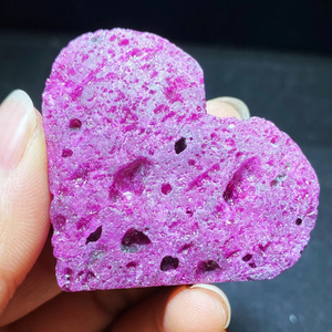 หินแกะสลักรูปหัวใจจากคริสตัลธรรมชาติ หินทับทิมรูปหัวใจ พร้อมปฏิกิริยาแสงยูวี สำหรับเป็นของขวัญ ขายส่ง - Product Image 1