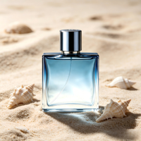 Flacon de parfum en verre plat de luxe, 50 ml, 100 ml. Flacon de parfum transparent avec un bouchon noir.