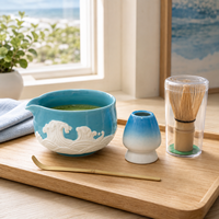 Service à thé matcha en céramique bleu lac avec motif vague en relief, personnalisé OEM, avec bec verseur et support pour fouet, bol brillant pour les amateurs de matcha à domicile