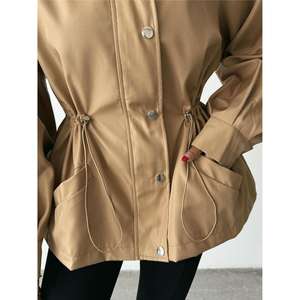 เสื้อแจ็คเก็ตสีน้ำตาลสำหรับผู้หญิงพร้อมเชือกรูดเอวและคอเสื้อแบบคอเต่า ผ้าเนื้อนุ่ม - Product Image 1