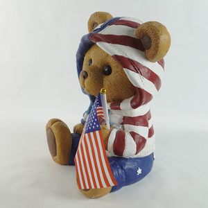 Petit ours assis portant un <span class=keywords><strong>manteau</strong></span> à capuche tenant un drapeau américain célébrant la fête de l'indépendance du 4 juillet, fait main, peint à la main, MGO - Product Image 5