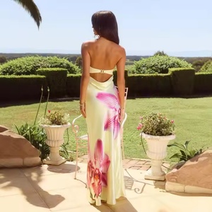 Robes longues décontractées en satin pour femmes, coupe ajustée, dos nu, imprimé floral rose, vente en gros pour l'été - Product Image 4