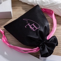 Pochette en satin de soie avec logo personnalisé de haute qualité cadeau avec cordon de serrage en gros pour extensions de cheveux emballage de sac en satin noir réutilisable