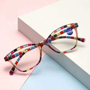 Gafas de lectura para mujer con logotipo personalizado, elegantes, de moda 2025, con bisagras de resorte, estilo ojo de gato y remaches, para presbicia - Product Image 2