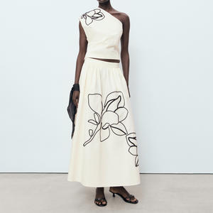 Nouveau T-shirt court décontracté et sexy pour femme, style estival 2026, noir, à épaules dénudées, brodé de fleurs irrégulières - Product Image 6