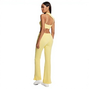 Ensemble de sport ultra doux jaune de haute qualité, avec soutien-gorge de sport à bretelles asymétriques et leggings à jambes larges, effet froncé aux fesses - Product Image 5