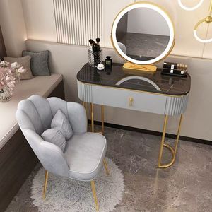 Nouvelle coiffeuse de chambre à coucher au style moderne et épuré, idéale pour les petits appartements - Product Image 3
