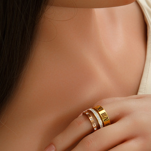 Anelli di Lusso Impermeabili in Acciaio Inossidabile 18K Oro con Numeri Romani e Zirconia Cubica YF2931 - Product Image 4
