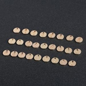 Pendentif nom alphabet de forme ronde, breloques lettre pendentif tuile <span class=keywords><strong>Scrabble</strong></span> en or rose - Product Image 2