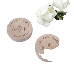 Abridor de Botellas Magnético de Madera Personalizado, Recuerdos y Regalos de Boda, Imán de Madera Grabado Personalizado para Refrigerador, Recuerdo de Boda - Product Image 3