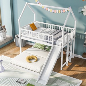 เตียงสองชั้นไม้สีขาวพร้อมสไลเดอร์และบันไดสำหรับห้องนอนเด็ก - Product Image 1
