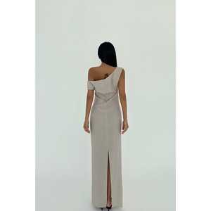 Robe de soirée beige ODM avec fente, style froncé, fleurs brodées, tailles XL, robe de bal, coupe droite, tissée pour les fêtes - Product Image 1