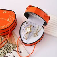 Coffret Cadeau d'Affaires de Luxe : Montre et Collier en Acier Inoxydable, Boîte Cadeau en Forme de Cœur - Idéal pour Mères, Meilleures Amies, Saint-Valentin, Noël