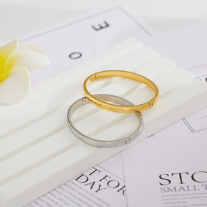 Pulsera de acero inoxidable chapada en oro de 18 quilates que no se deslustra, brazalete de textura Irregular impermeable a la moda para mujer, pulseras y pulseras - Product Image 2