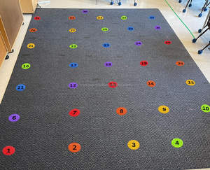 Marqueurs de tapis en polyester personnalisés avec bande auto-agrippante pour les lieux de présence des enseignants, des enfants, des élèves et les vêtements - Product Image 2