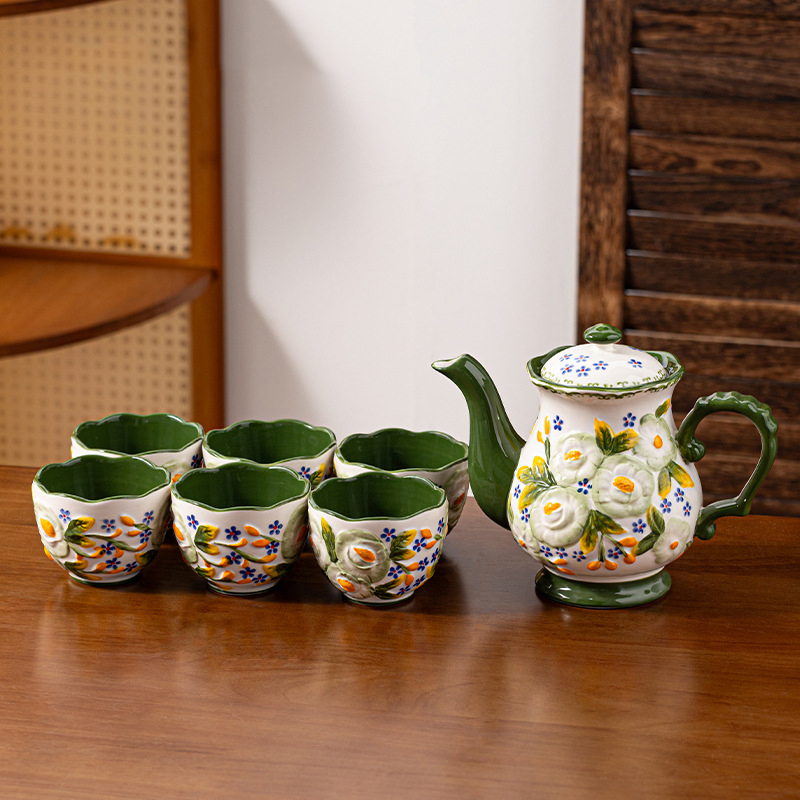 Una tetera con 6 tazas.