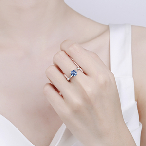 MOQ 1 <span class=keywords><strong>Anelli</strong></span> di Fidanzamento <span class=keywords><strong>Solitari</strong></span> in Argento Sterling S925 con Moissanite Blu VVs1 da 1Ct, Diamante Sintetico Rotondo, Gioielli Classici Raffinati - Product Image 4