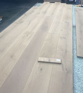 Parquet en bois d'ingénierie en chêne européen naturel, finition laque UV, système de pose à clipser 190 mm, qualité ABCD, pour villas élégantes en intérieur - Product Image 5