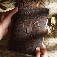 Carnet artisanal créatif non daté en cuir véritable avec fermeture à sangle, idéal pour le journaling et le recyclage de matériaux.