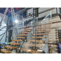 Escalier à monopoteau sur mesure avec marches en chêne américain, fabrication aux dimensions précises