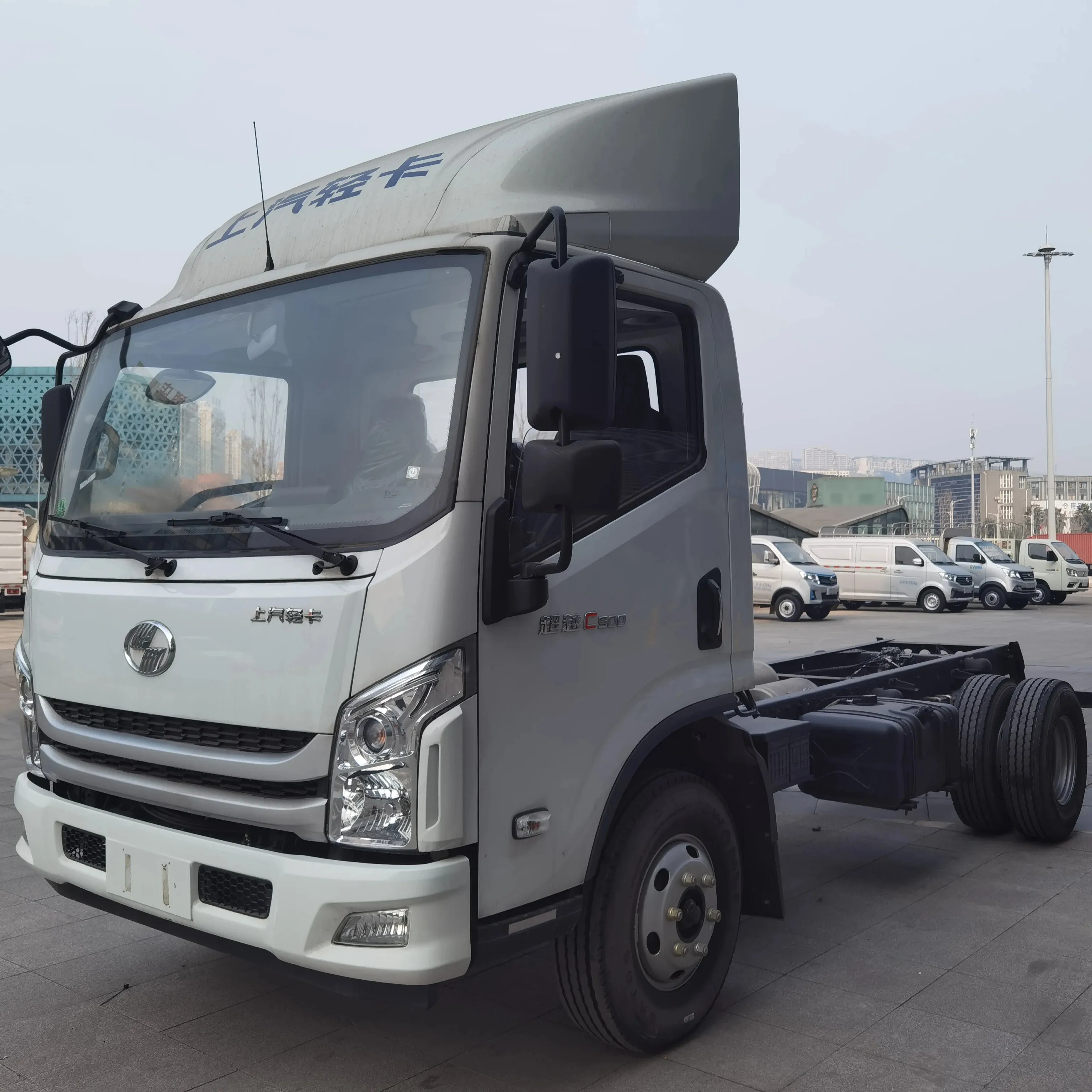 Vente de gros Camion neuf C500 de Shanghai avec moteur diesel de 3,0 L en Chine Nouveau van diesel