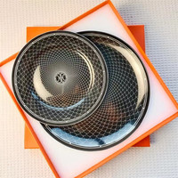 Ensemble de vaisselle en porcelaine noire de luxe européen ensemble de vaisselle en porcelaine noire et blanche ensemble d'assiettes pour la fête de mariage