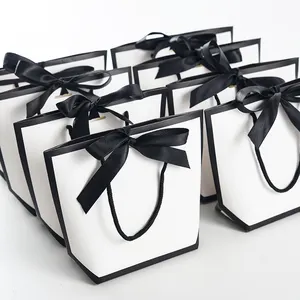 골드 핸들 종이 상자 가방 크래프트 종이 선물 가방 핸들 잠옷 의류 도서 포장을위한 대형 골드 선물 상자