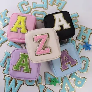 Remendos bordados autoadesivos em tecido de pano com 26 alfabetos em estoque com baixo MOQ e letras em chenille