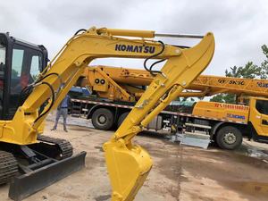 Miniexcavadora Komatsu PC55MR con orugas amarillas y negras, cabina cómoda y espacio para el operador con aire acondicionado - Product Image 4