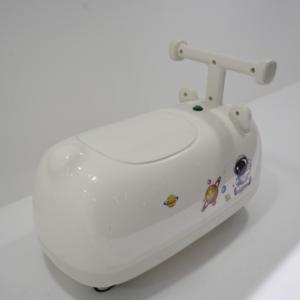 Trottinette pour enfants YingLun avec lumières LED, quatre <span class=keywords><strong>roues</strong></span> silencieuses, design de dessin animé, jouet à pousser en plastique, cadeau d'anniversaire unisexe XTYL-110 - Product Image 4