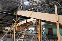 Escalier en colimaçon élégant en bois courbé avec rampe décorative en métal pour projet de rénovation de résidence de luxe classique