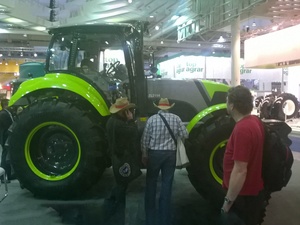 Tracteur agricole compact RD254 25 CV avec moteur diesel 3 cylindres à couple élevé, direction hydraulique, maniement facile pour terrains en pente - Product Image 5