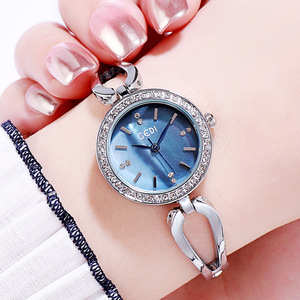 Montre de luxe pour femme sertie de diamants, montre en alliage étanche à la mode, bracelet quartz pour femme, design de vente en gros - Product Image 2
