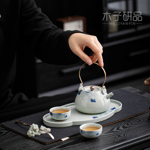 Théière Shangyan en céramique bleue et blanche avec motif pivoine et couvercle pour servir le thé - Product Image 3
