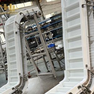 Système de convoyeur à bande inclinée à crampons pour le levage et le transport stable de matériaux en vrac dans les lignes de production alimentaire et d'emballage - Product Image 2
