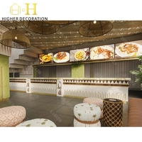 Aménagement intérieur personnalisé pour restaurant, mobilier d'exposition avec comptoirs de caisse et vitrine murale