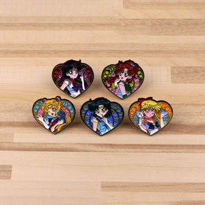 เข็มกลัดโลหะเคลือบลายการ์ตูนเซเลอร์การ์เดี้ยนรูปหัวใจดีไซน์ใหม่ขนาด 5 ซม. สำหรับตกแต่งกระเป๋าผ้า - Product Image 5