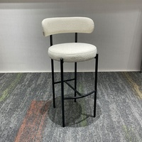 Chaise haute de bar de style moderne, élégante, en tissu avec pieds en métal noir, vente en gros pour la maison, les bars, les centres commerciaux et les hôtels