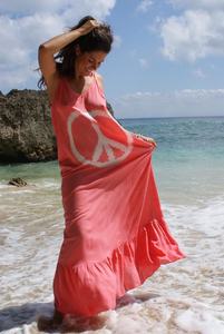 Ropa de playa informal Color rojo coral Tie Dye Vestido de longitud larga y ajuste holgado Vestido largo bohemio perfecto o vestido de dormir - Product Image 3