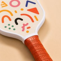 Raquette de pickleball en fibre de verre pressée à froid, modèle d'entrée de gamme, directement de l'usine, pour l'approvisionnement en gros aux clubs sociaux et aux programmes d'activités familiales